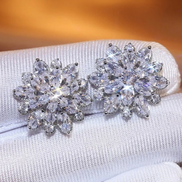 Wedding Season Earrings - Picture 3 of 4